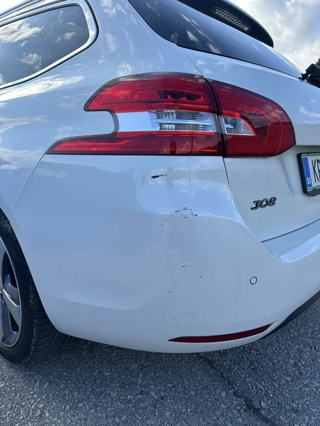 Poškodovan zadnji odbijač vozila Peugeot 308 pred popravilom