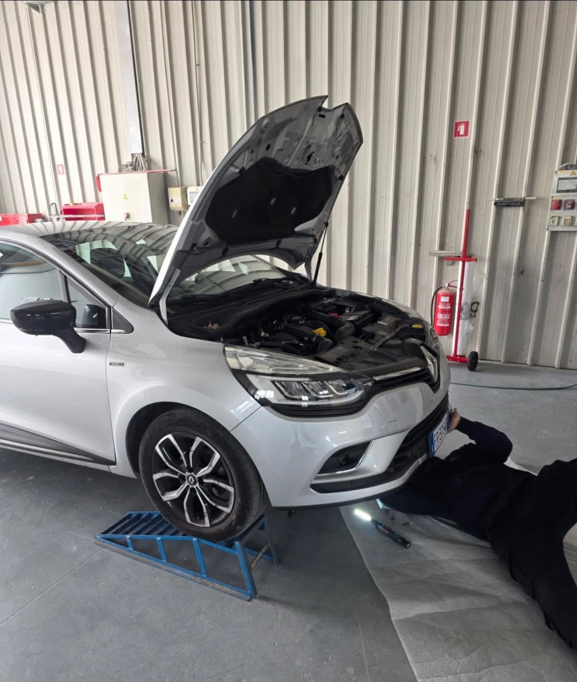 Popravilo vozila Renault v avtoličarski delavnici